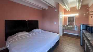 Habitación, 1 cama de matrimonio grande, fumadores | Tabla de planchar con plancha, wifi gratis, ropa de cama