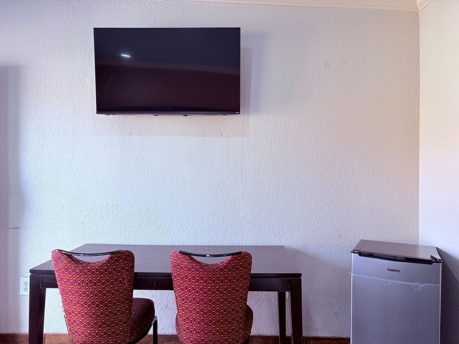 Escritorio, wifi gratis, ropa de cama