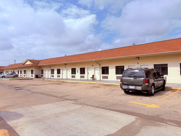 Free self-parking - Regency Inn Houston Near Hobby Airport (Houston)