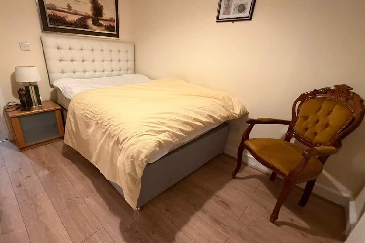 Compact Double Studio | Espaço de trabalho para notebook, Wi-Fi de cortesia, roupa de cama