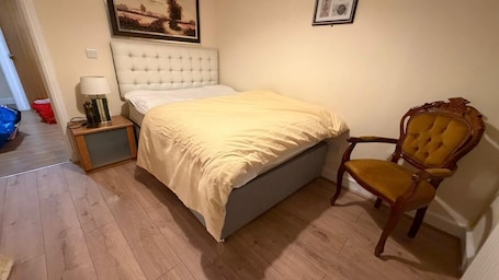 Compact Double Studio | Espaço de trabalho para notebook, Wi-Fi de cortesia, roupa de cama. Royal Lodge Maidstone