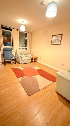 Compact Double Studio | ノートパソコン用作業スペース、WiFi (無料)、ベッドシーツ