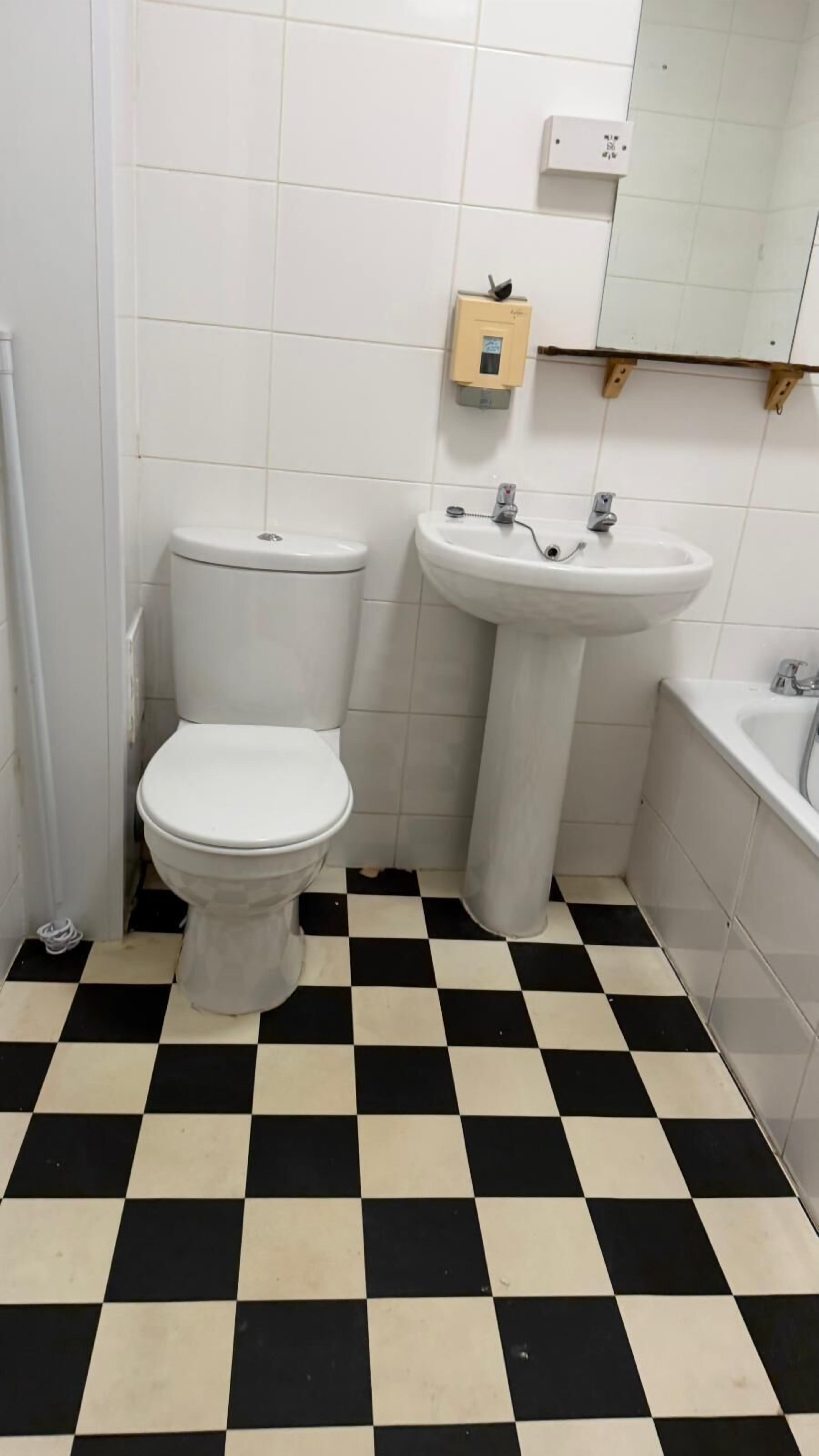 Pancuran mandi, tuala disediakan 