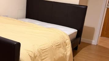 Standard Twin Room - Shared | مساحة عمل للكمبيوتر المحمول وواي فاي مجانًا وملاءات أسرّة