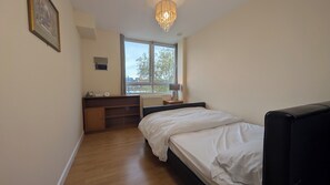 Standard Double Room - Shared | Room amenity - Royal Lodge Maidstone (Maidstone)