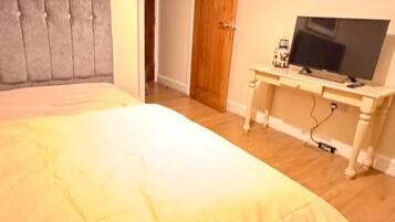 Compact Double Studio | Ruang kerja komputer riba, Wi-fi percuma, cadar katil