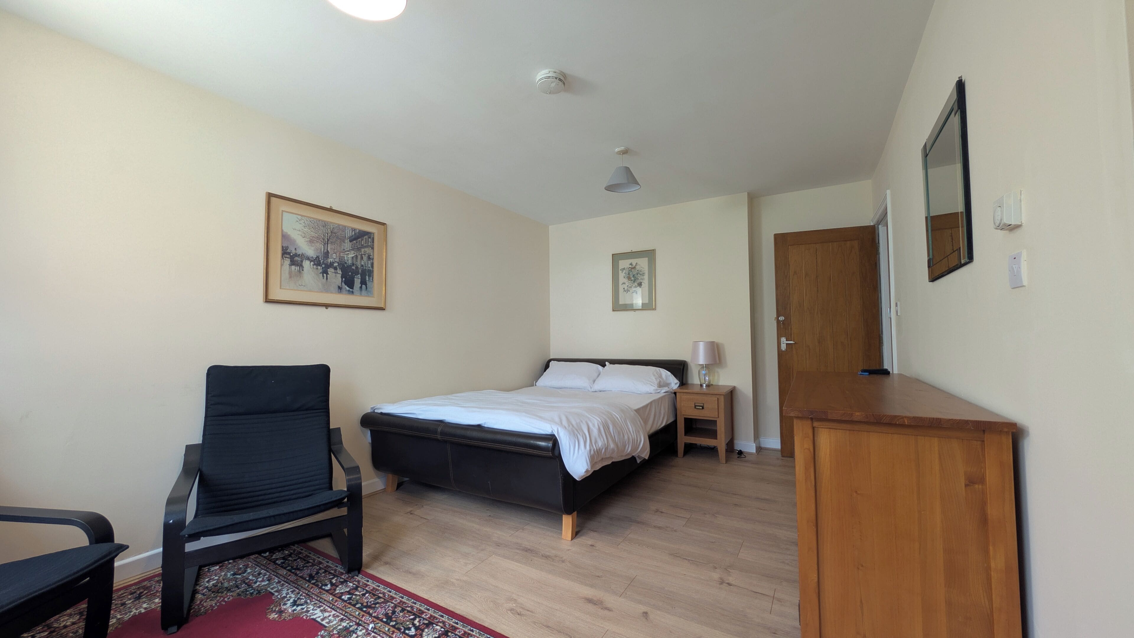 Compact Double Studio | Laptopgeeigneter Arbeitsplatz, kostenloses WLAN, Bettwäsche