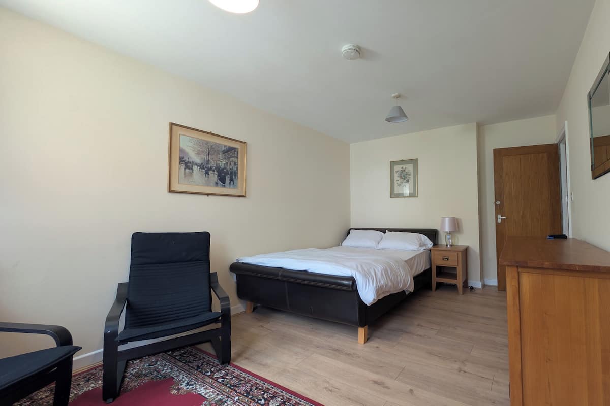 Compact Double Studio | Laptopgeeigneter Arbeitsplatz, kostenloses WLAN, Bettwäsche