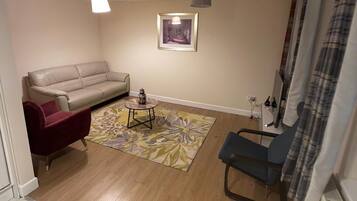 Compact Double Studio | Espace de travail pour ordinateur portable, Wi-Fi gratuit, draps fournis