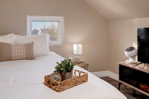 Unclassified image, 2 of 33, button - Renovated Retreat w/ Pool (summer) & 4 Queen Beds + Double! (Greater Sudbury)