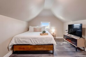 Unclassified image, 4 of 33, button - Renovated Retreat w/ Pool (summer) & 4 Queen Beds + Double! (Greater Sudbury)