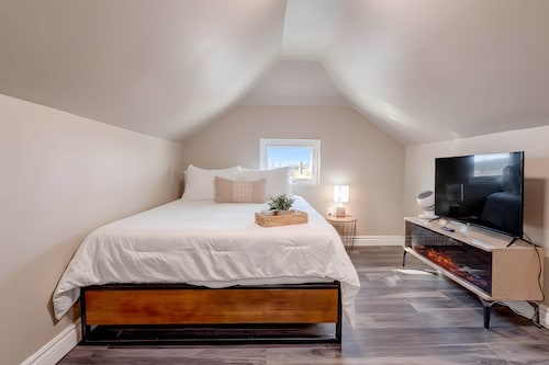 Renovated Retreat w/ Pool (summer) & 4 Queen Beds + Double!