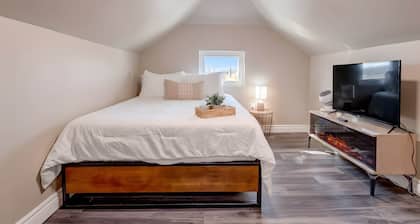 Renovated Retreat w/ Pool (summer) & 4 Queen Beds + Double!