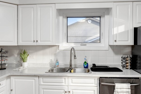 Refrigerador, microondas, parrilla de estufa y lavavajillas 