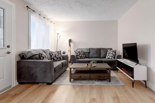 Renovated Retreat w/ Pool (summer) & 4 Queen Beds + Double!