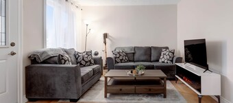 Renovated Retreat w/ Pool (summer) & 4 Queen Beds + Double!