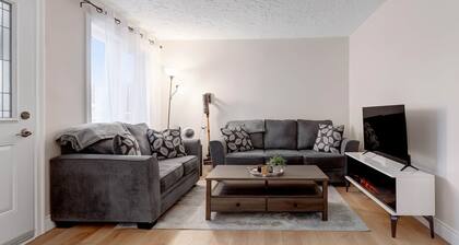 Renovated Retreat w/ Pool (summer) & 4 Queen Beds + Double!