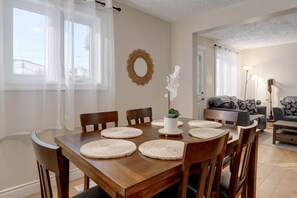 Unclassified image, 3 of 33, button - Renovated Retreat w/ Pool (summer) & 4 Queen Beds + Double! (Greater Sudbury)