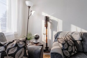 Unclassified image, 5 of 33, button - Renovated Retreat w/ Pool (summer) & 4 Queen Beds + Double! (Greater Sudbury)