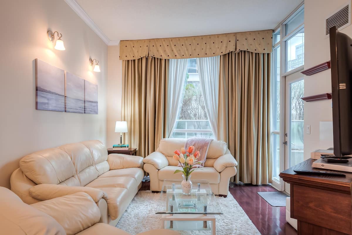 Phòng Suite Elite, nhiều giường | Khu phòng khách