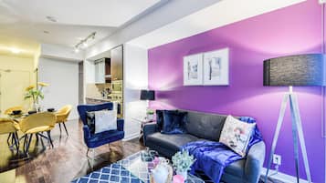 Deluxe-Suite, 2 Queen-Betten | Wohnbereich | 65-Zoll-Fernseher mit Digitalempfang