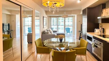 Suite Bisnis, 1 Tempat Tidur Queen | Area keluarga | Televisi 65-inci dengan saluran TV digital