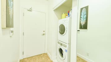 Deluxe-Suite, 2 Queen-Betten | Wohnbereich | 65-Zoll-Fernseher mit Digitalempfang