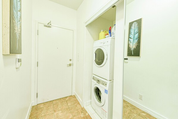 Suite Deluxe, 2 grands lits | Coin séjour | Télévision de 65 pouces avec chaînes numériques