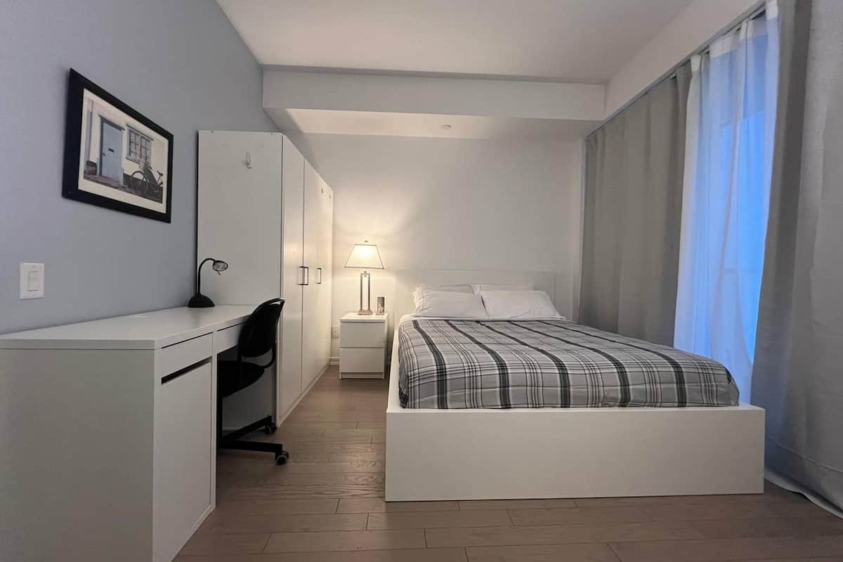 Suíte lua de mel, 1 cama Queen e sofá-cama | Cortinas blackout, ferros/tábuas de passar roupa, Wi-Fi de cortesia