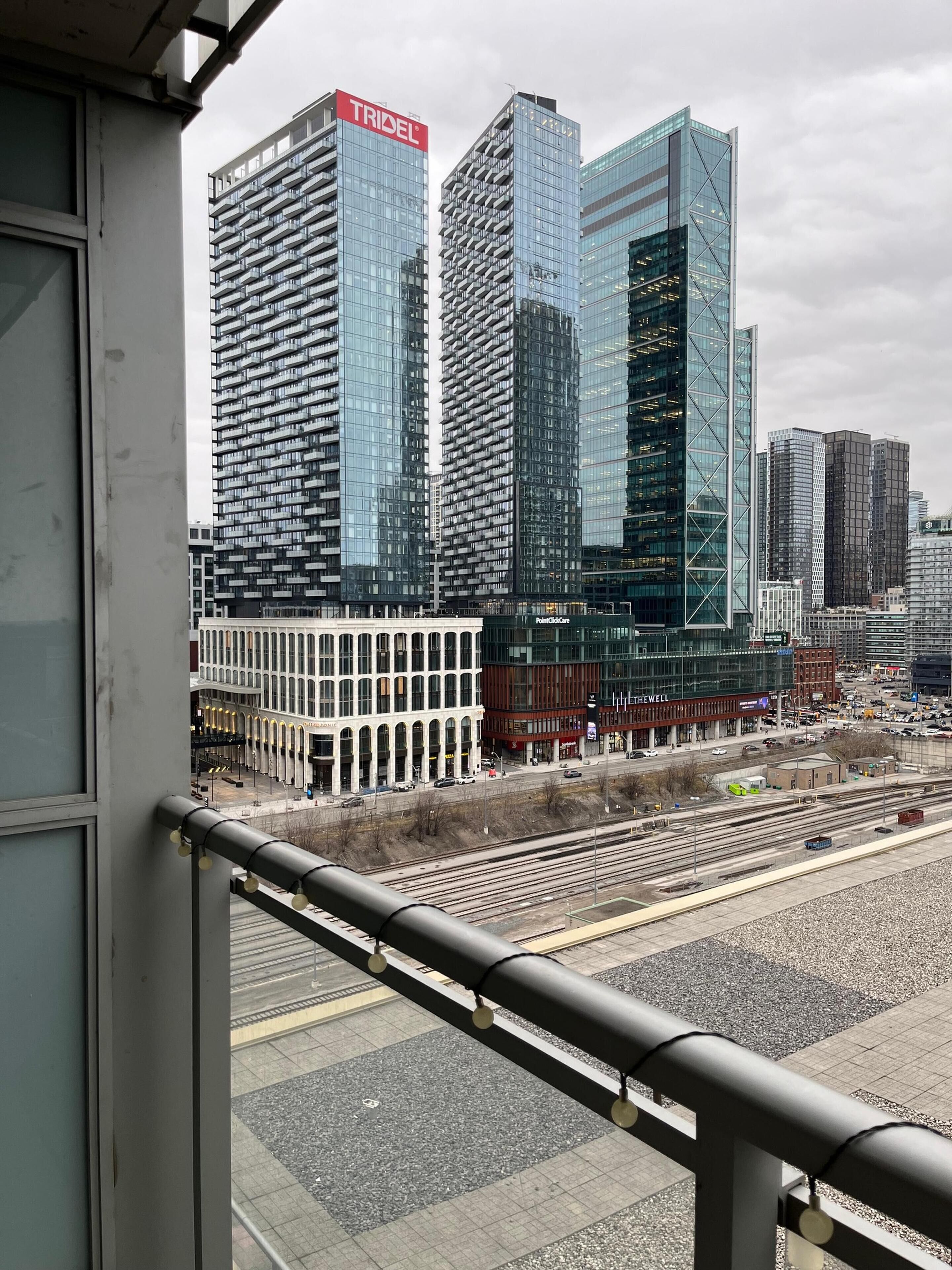 Premium-Suite, 1 Queen-Bett und Schlafsofa, Nichtraucher | Wohnbereich | 65-Zoll-Fernseher mit Digitalempfang