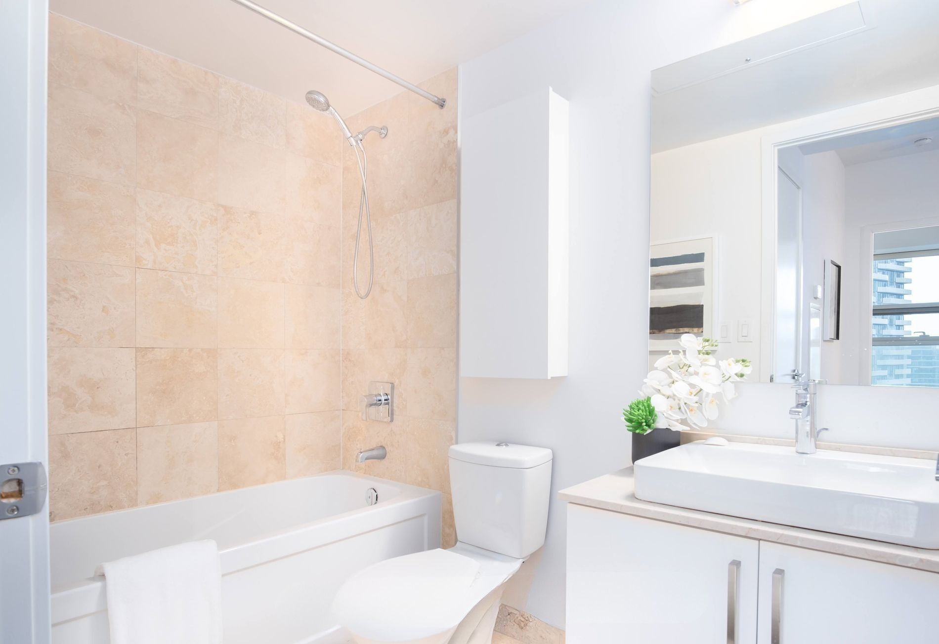 Elite Suite, Multiple Beds | Bathroom | Free toiletries, hair dryer, towels, soap