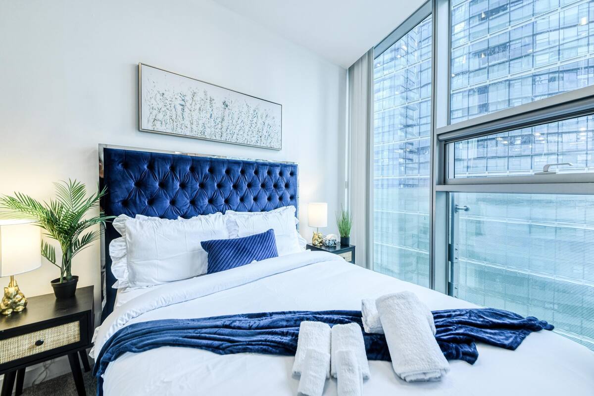 City Suite, 1 Queen Bed | Blackout drapes, iron/ironing board, free WiFi, bed sheets