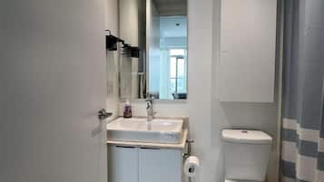 Basic Studio Suite, 1 Queen Bed | Bathroom | Free toiletries, hair dryer, towels, soap