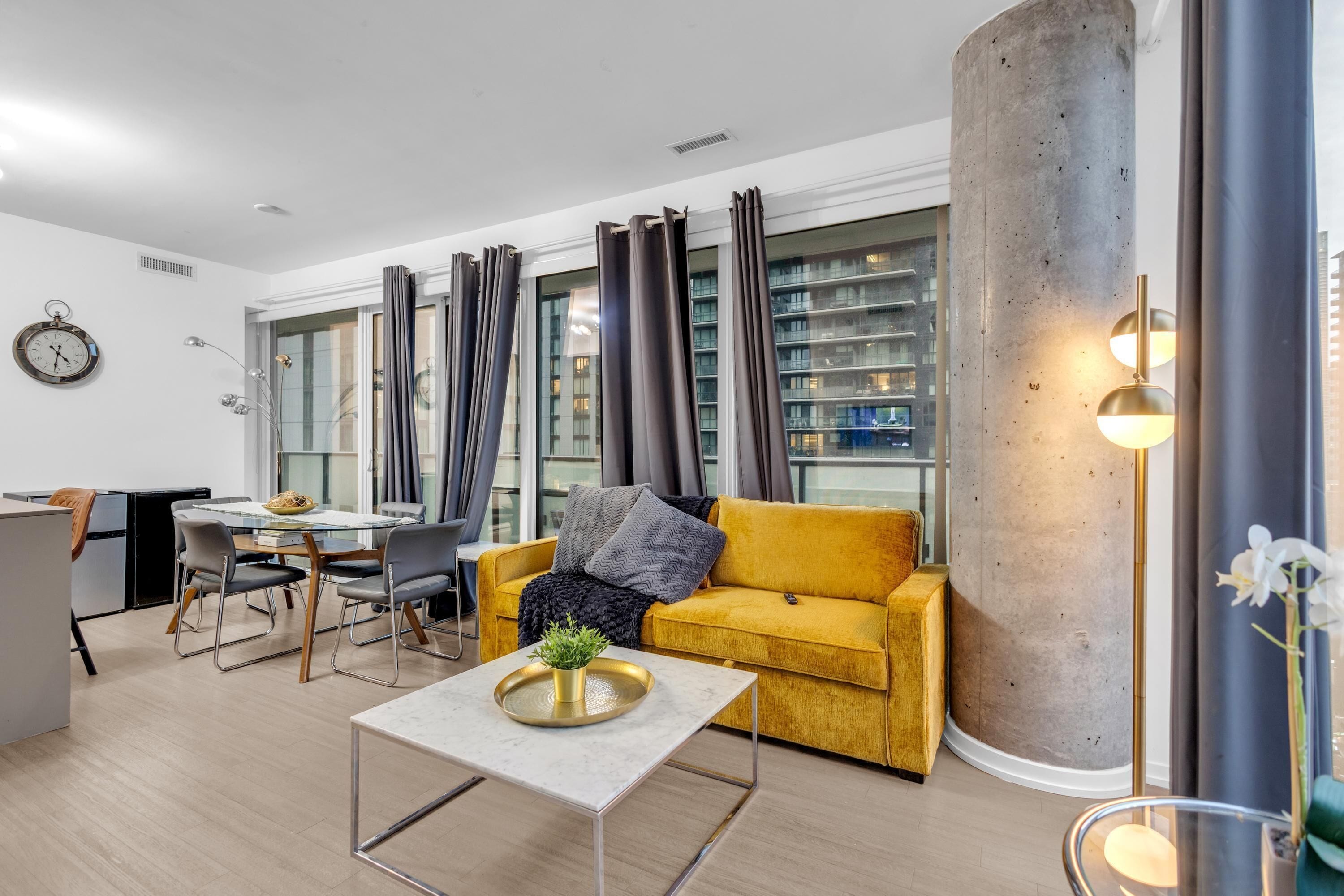 Tavanomainen sviitti, useita sänkyjä | Oleskelualue | 65–tuumainen televisio, jossa digitaalikanavat