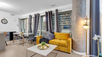 Tavanomainen sviitti, useita sänkyjä | Oleskelualue | 65–tuumainen televisio, jossa digitaalikanavat