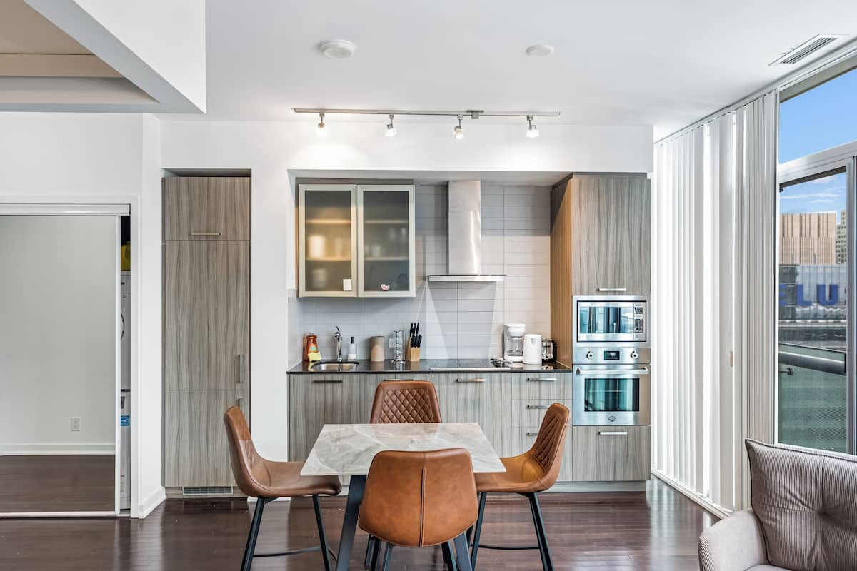 Suíte real, 1 cama Queen e sofá-cama | Cozinha privada | Geladeira grande, micro-ondas, fogão, cooktop