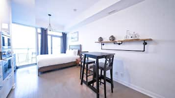 Comfort-Studiosuite, 1 Queen-Bett und Schlafsofa | Wohnbereich | 65-Zoll-Fernseher mit Digitalempfang