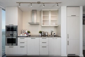 Executive-Suite, 1 Queen-Bett und Schlafsofa | Eigene Küche | Großer Kühlschrank, Mikrowelle, Ofen, Herdplatte