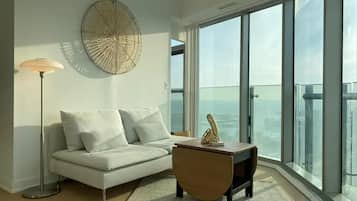 Suite Royal, Beberapa Tempat Tidur | Area keluarga | Televisi 65-inci dengan saluran TV digital