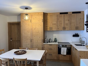Kühlschrank, Mikrowelle, Ofen, Geschirrspüler