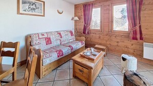Living area - 100m from ski slopes, 1st floor, swimming pool, balcony, tv, ski locker, 50m², Les Menuires (Les Menuires)