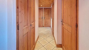 Interior - 100m from ski slopes, 1st floor, swimming pool, balcony, tv, ski locker, 50m², Les Menuires (Les Menuires)