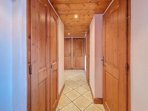 Interior - 1st floor, swimming pool, balcony, tv, ski locker, 50m², Les Menuires (Les Menuires)