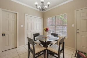 Dining - Touchdown Townhome-Close to Pool-2 Miles to A&M (College Station)