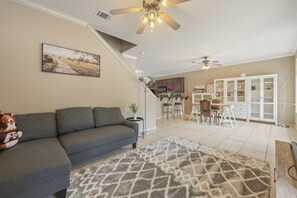 TV - Touchdown Townhome-Close to Pool-2 Miles to A&M (College Station)