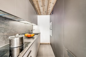 Kühlschrank, Mikrowelle, Ofen, Geschirrspüler