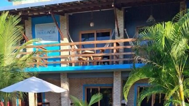 A two-story building with a pool in the foreground. - Pousada Manga Azul (Barra de Camaratuba)
