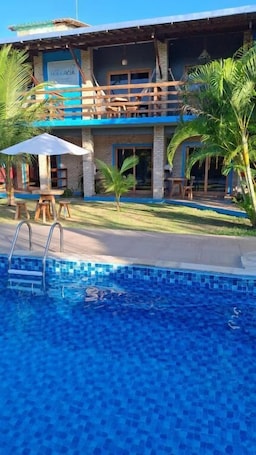 2 piscinas al aire libre, sillones reclinables de piscina. Pousada Manga Azul