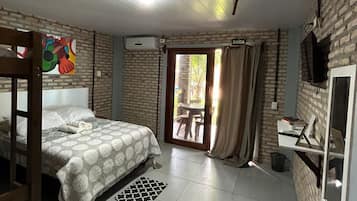 Quarto quádruplo família, sacada, vista para o jardim | Frigobar, Wi-Fi de cortesia, acesso para cadeiras de rodas