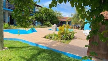 Phòng 3 tiện nghi đơn giản, ban công, quang cảnh vườn | Khuôn viên nơi lưu trú